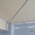 防音室の天井に吸音材を張る前に電気配線