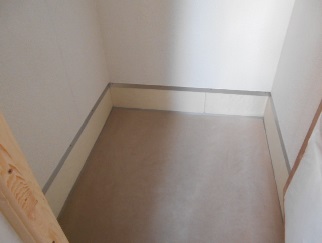 防音室の床に軟らかいカーペット敷きました