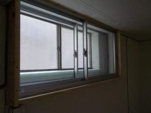 窓を内側に２重にする　新設の窓のガラス戸を閉めたところ