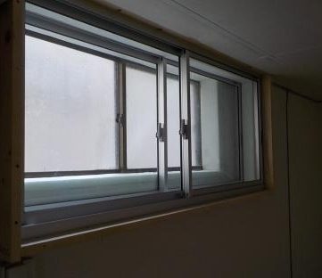 窓を内側に２重にする　新設の窓のガラス戸を閉めたところ