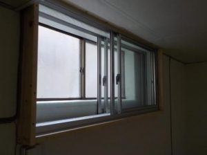 窓を内側に２重にする　新設の窓にガラス戸を取り付けたところ