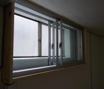 窓を内側に２重にする　新設の窓にガラス戸を取り付けたところ