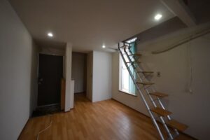 専用防音室とセットのロフト付きのお部屋にトイレを新設してセパレートタイプニしました。お部屋全景