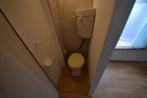 専用防音室とセットのロフト付きのお部屋にトイレを新設してセパレートタイプニしました。新設トイレ上から