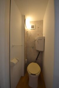 専用防音室とセットのロフト付きのお部屋にトイレを新設してセパレートタイプニしました。新設トイレ