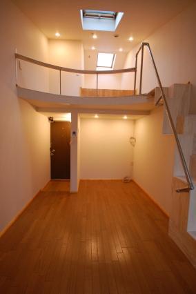 ロフト付きアパートの階段の写真４