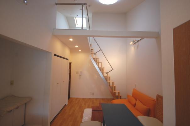 ロフト付きアパートの階段の写真３