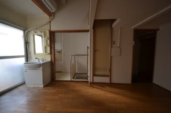 ロフトのお部屋　左からシャンプードレッサー　ｷｯﾁﾝ　ハシゴ　お風呂　入口