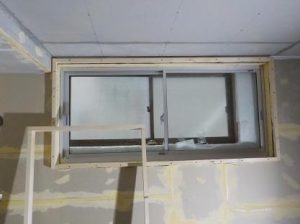 窓を内側に２重にする　取り付ける所に枠を取り付ける