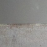 壁と床の隙間を塞ぐ前