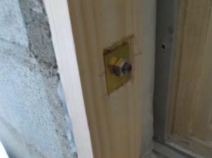 コンクリートブロックの防音扉の枠　固定方