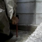 アース付コンセントを作る　アース棒を打ち込む