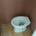 新しく作ったトイレに便器を置いてみた