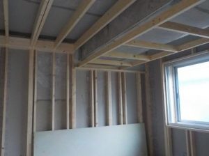内側の防音室の壁ができて天井部分を製作中
