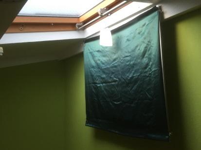 天窓の遮光　布をダブルクリップで取付