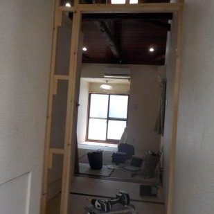 古民家風防音室に前室を作るため扉を設置する　下地完成