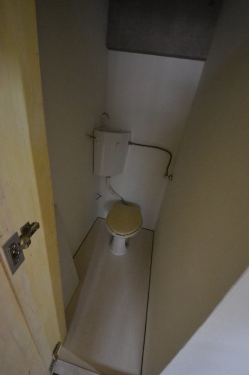 トイレ 防音室付き南向きアパート写真